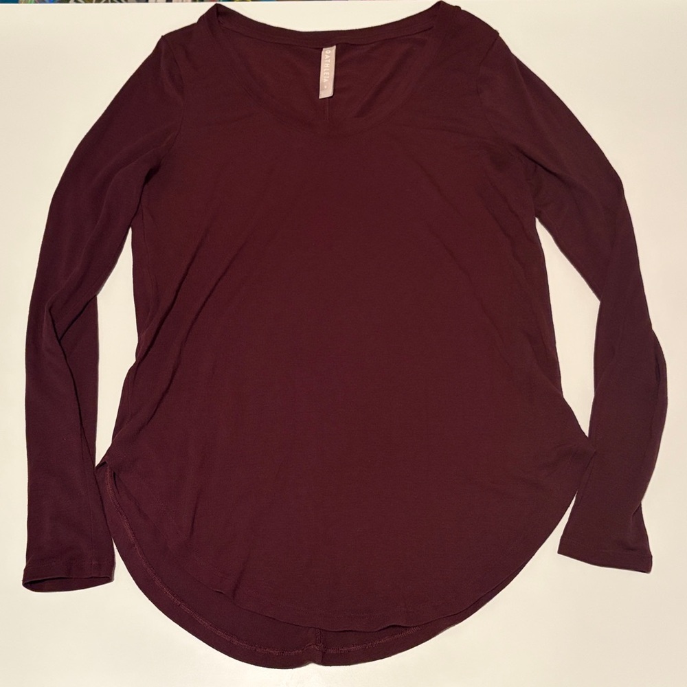 Athleta Long Sleeve Scoop Neck Long Sleeve Shirt Loose Long Length Small